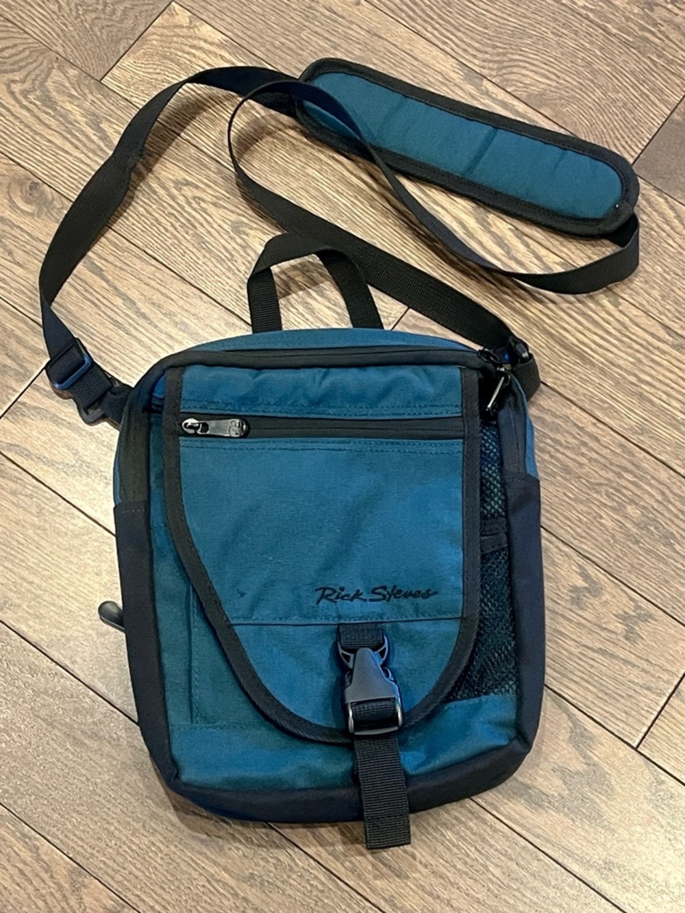 Rick Steves Teal Crossbody Travel Bag Velocé Guide Bag for iPad